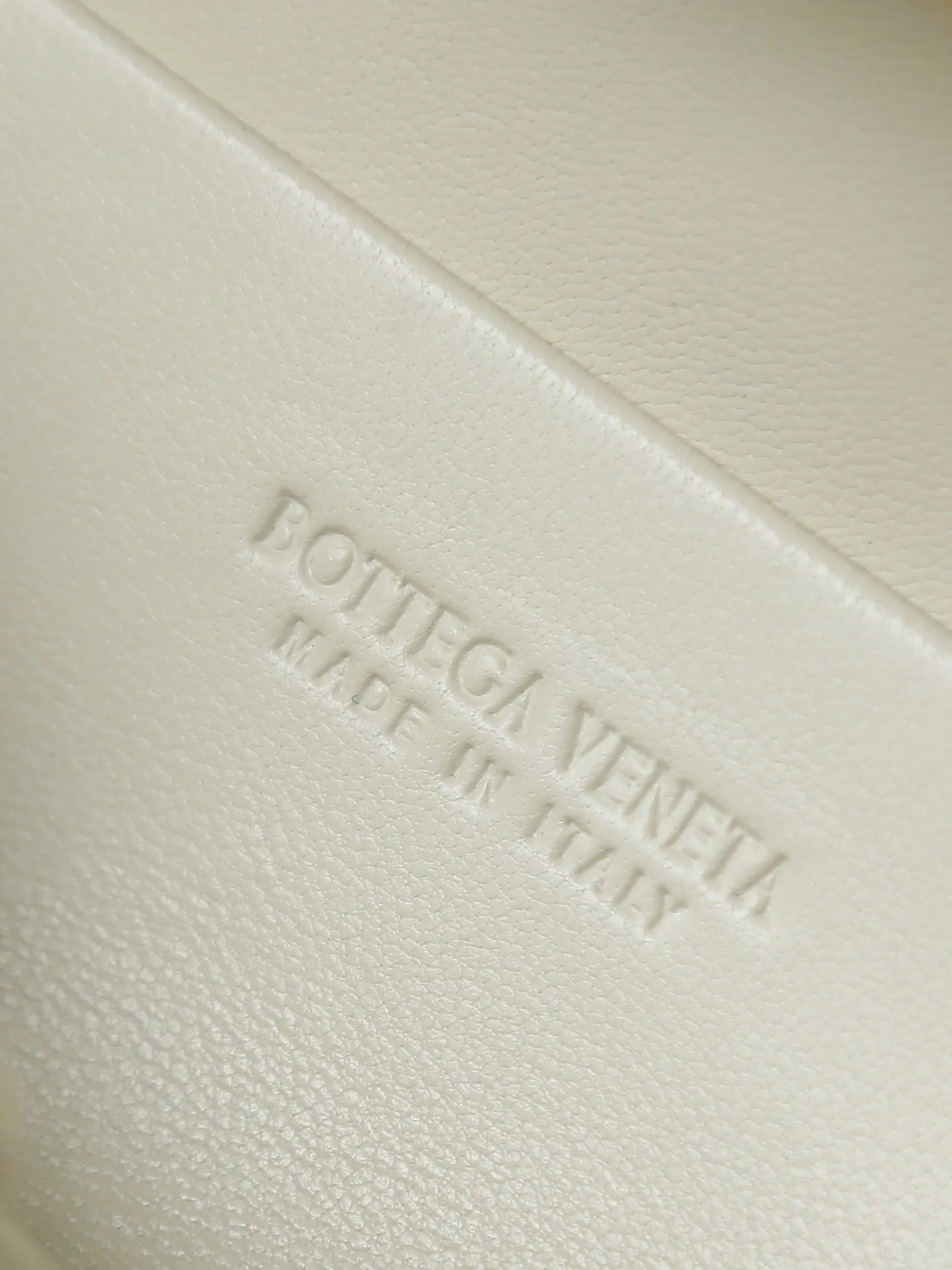800. BOTTEGA VENETA2025 new women's small Soft Vanity bag adopts the classic Intrecciato weaving technique, inheriting the classics. The ring buckle design 😎 The light metal chain gives you a high-end sense of matching. The chain is removable, so you can wear it as a small bag ~ An elegant small bag that is perfect for participating in events. The overall body of the bag is as soft as marshmallow and can be easily kneaded, showing the strong toughness and high-end feel of the leather. The touch of sheepskin is so amazing. It is so healing when pinched! I have absolutely no resistance to small bags! ! ! Style number: 843800 Size: 19*14*3cm